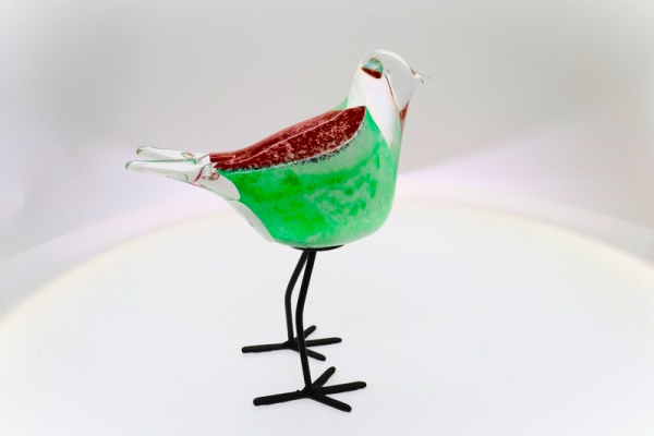Glasvogel auf Metallfüssen