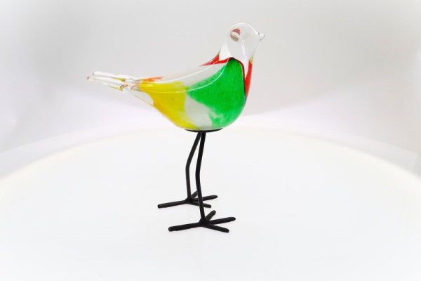 Glasvogel auf Metallfüssen